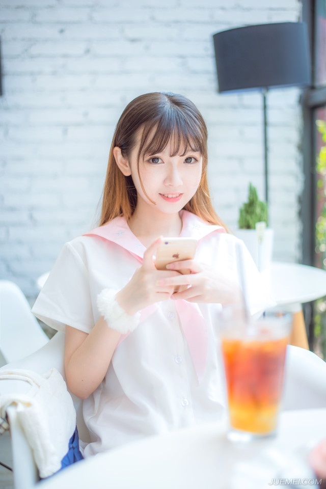 “是，老爷慢走。”管家连忙躬身答应一声，看着刘璝离开的方向，面色有些复杂，虽然没听全，但刚才他确实听到了君辱臣妻这样的字眼，加上之前刘璝突然让他去找夫人，却并未在娘家那边找到夫人，让管家不得不展开一些合理的联想。
